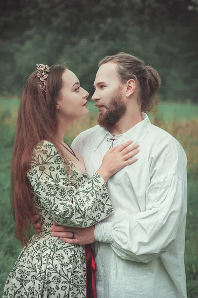 Schönes Paar Mann Und Frau Mittelalterlicher Tracht Freien — Stockfoto