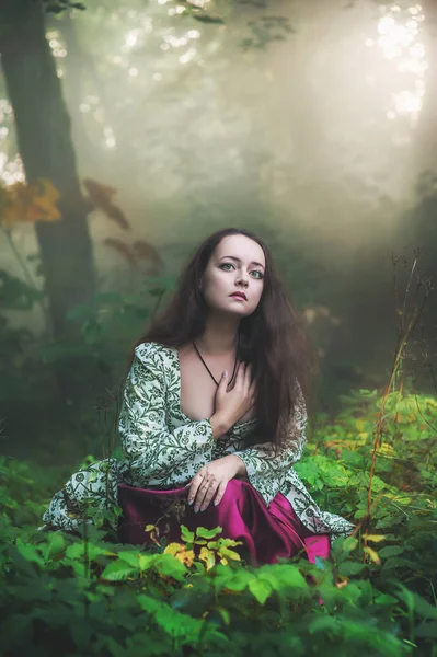 Triste Hermosa Mujer Vestido Medieval Sentado Hierba Aire Libre —  Fotos de Stock