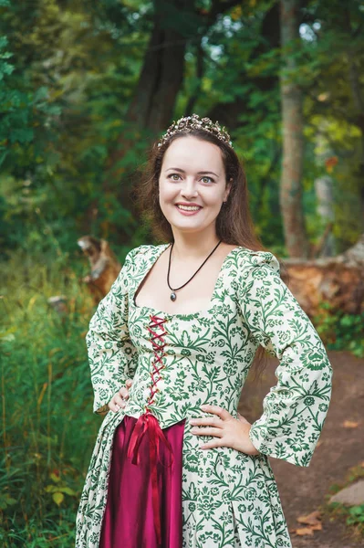 Mooie Vrouw Lange Middeleeuwse Jurk Buiten Glimlachen — Stockfoto