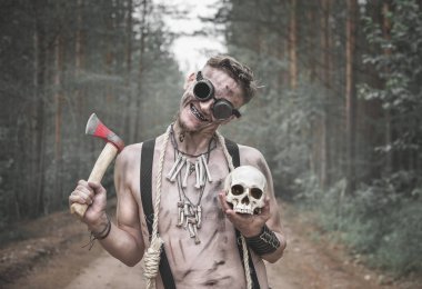 Yamyam adam gözlüklü balta, kafatası ve ip açık