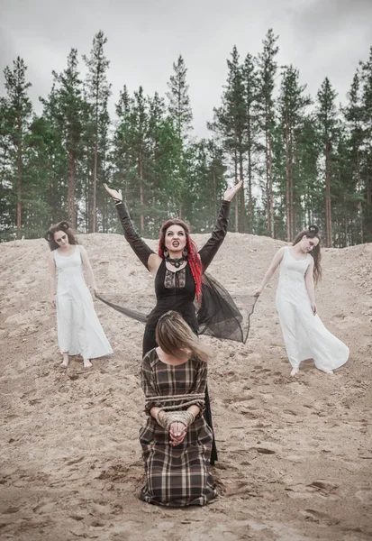 Hermosa Bruja Con Pelo Rojo Demonios Con Cuernos Aire Libre — Foto de Stock