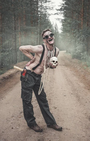 Hombre Caníbal Gafas Con Hacha Cráneo Cuerda Aire Libre — Foto de Stock