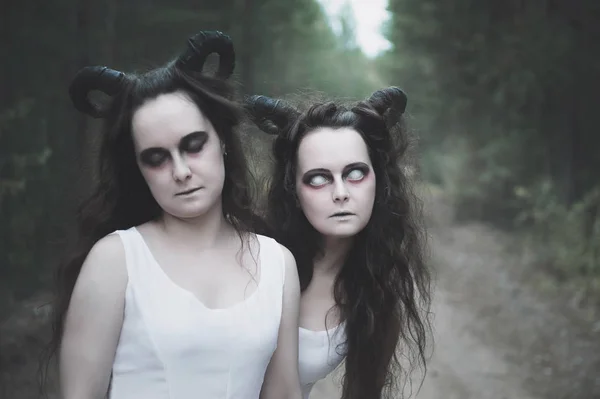 Två Tvillingar Demoner Med Horn Skog Utomhus — Stockfoto