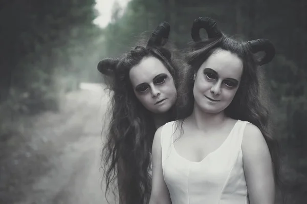 Deux Démons Jumeaux Avec Cornes Dans Forêt Plein Air — Photo