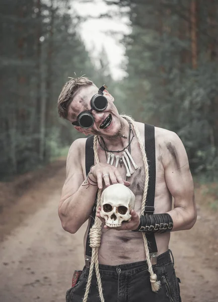 Cannibal Hombre Gafas Con Cráneo Cuerda Aire Libre —  Fotos de Stock