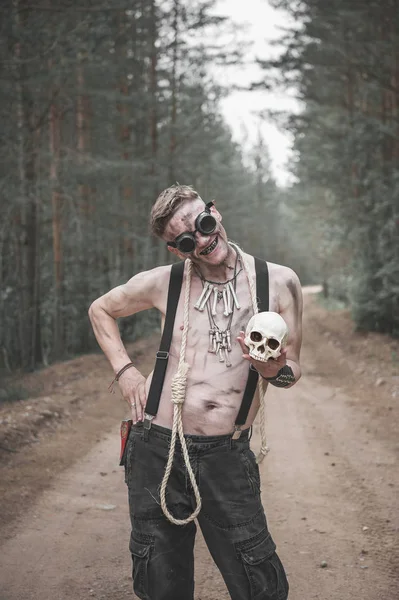 グラス 頭蓋骨とロープ屋外で人食い男 — ストック写真