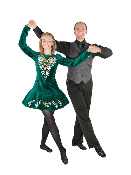 白で隔離アイリッシュ ダンス緑ドレスの美しいカップル — ストック写真