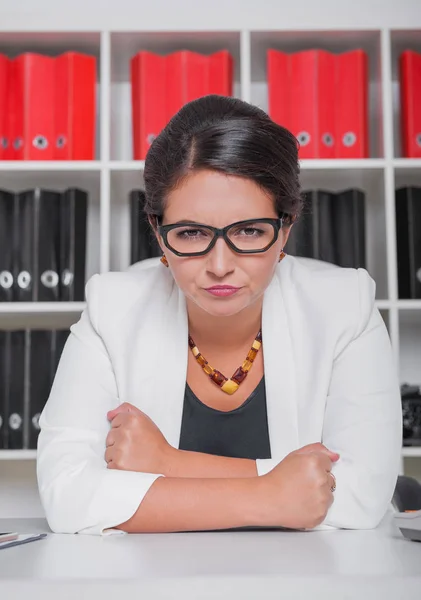 オフィスで怒っているビジネスウーマン 解雇の概念 — ストック写真