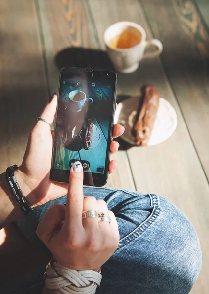 Vrouw Hand Met Smartphone Nemen Voedsel Foto Voor Instagram — Stockfoto