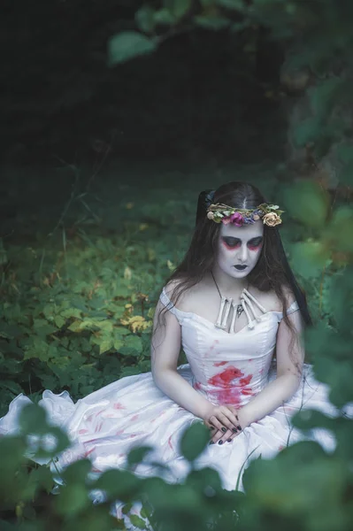 Traurige Gruselige Tote Braut Die Draußen Wald Sitzt Halloween Szene — Stockfoto