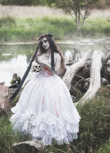 Noiva Morta Assustadora Com Crânio Humano Nas Mãos Cena Halloween — Fotografia de Stock