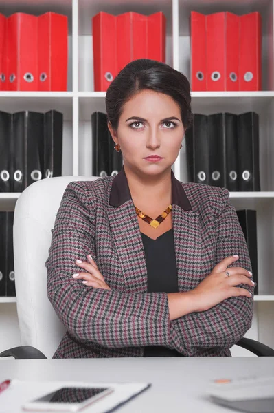 Ernsthafte Schöne Geschäftsfrau Sitzt Büro — Stockfoto