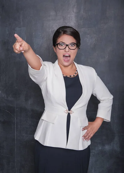 Enojado Gritando Profesor Señalando Pizarra Fondo — Foto de Stock