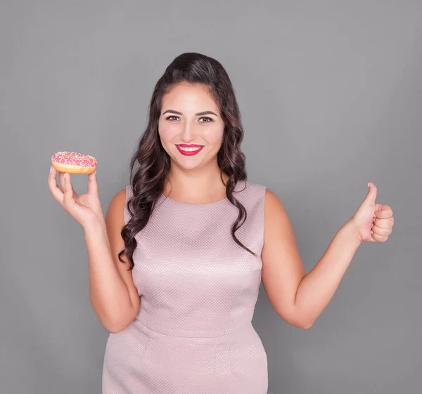 Schöne Glückliche Size Frau Mit Donut Die Daumen Nach Oben — Stockfoto