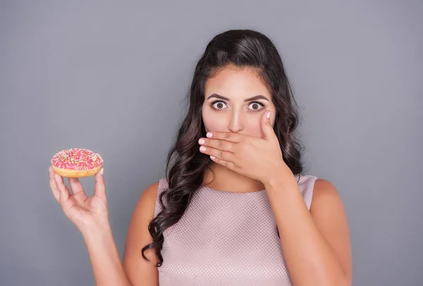 Mooie Jonge Size Vrouw Met Donut Cover Mond Met Hand — Stockfoto