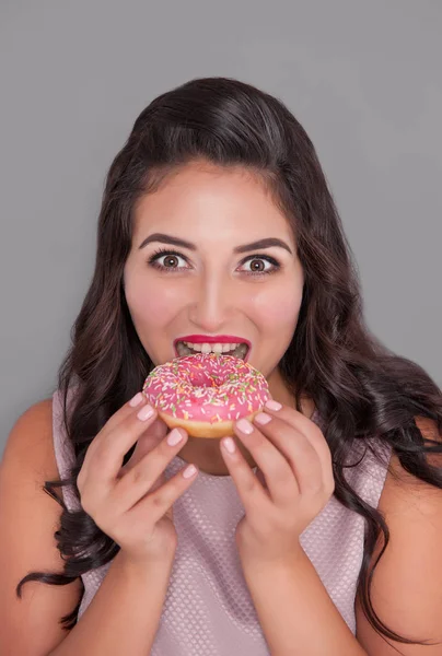Schöne Glückliche Size Frau Mit Donut Körperliches Positives Konzept — Stockfoto
