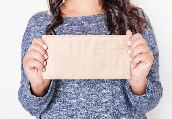 Mujer Sosteniendo Sobre Papel Blanco Burla Para Diseño —  Fotos de Stock