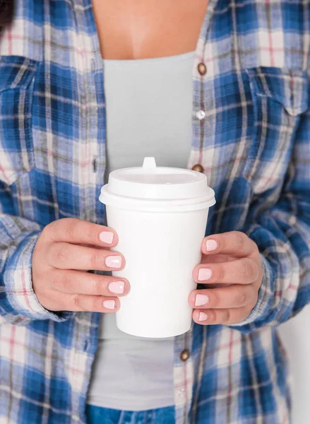 コーヒーの紙コップを保持している女性 デザインのモックアップ — ストック写真