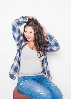 Boyutu kadın eğleniyor mutlu çok güzel. Vücut olumlu kavramı