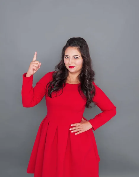 Artı Boyutu Kadın Kırmızı Elbise Gri Arka Plan Üzerinde Gösterilen — Stok fotoğraf