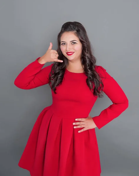 Счастливая Женщина Size Красном Платье Жестом Вызова Заднем Плане — стоковое фото