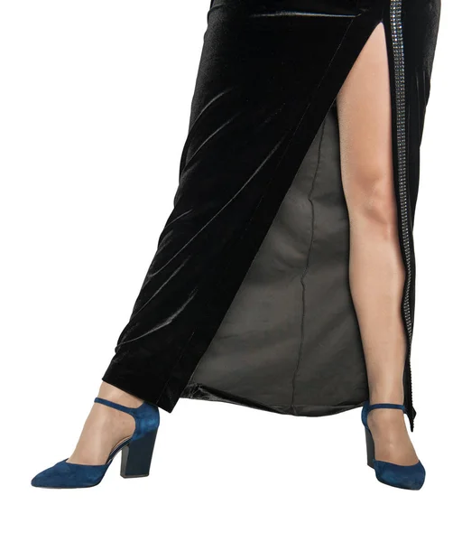 Hermosa Elegancia Piernas Mujer Zapatos Azules Vestido Negro Aislado Blanco —  Fotos de Stock