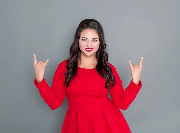 Glückliche Size Frau Roten Kleid Mit Hörnern Geste Auf Grauem — Stockfoto
