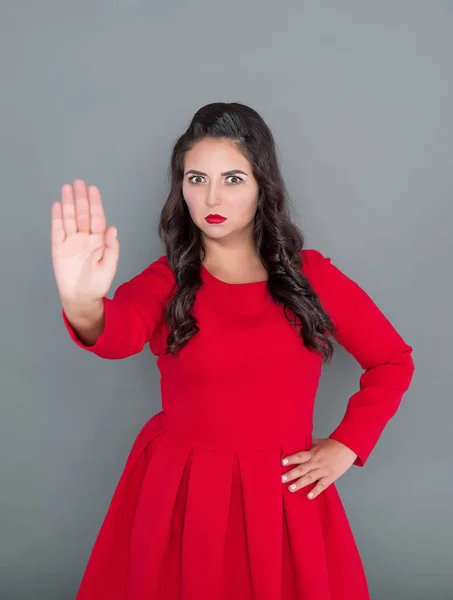 Mujer Talla Grande Vestido Rojo Mostrando Gesto Stop Sobre Fondo —  Fotos de Stock