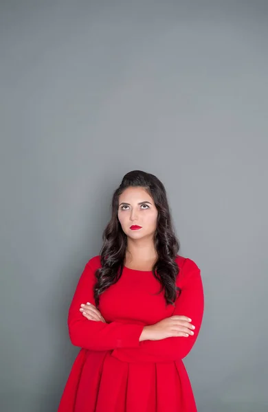 Além Mulher Tamanho Vestido Vermelho Olhando Para Cima Fundo Cinza — Fotografia de Stock