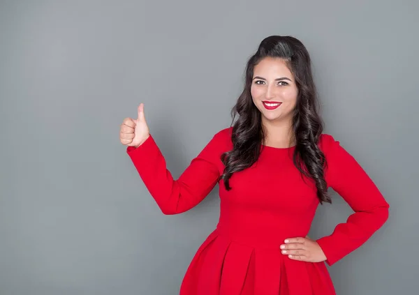 Artı Boyutu Kadın Kırmızı Elbiseli Başparmak Gri Arka Plan Üzerinde — Stok fotoğraf