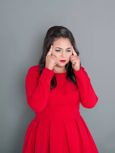 Mujer Talla Grande Vestido Rojo Con Dolor Cabeza Sobre Fondo —  Fotos de Stock