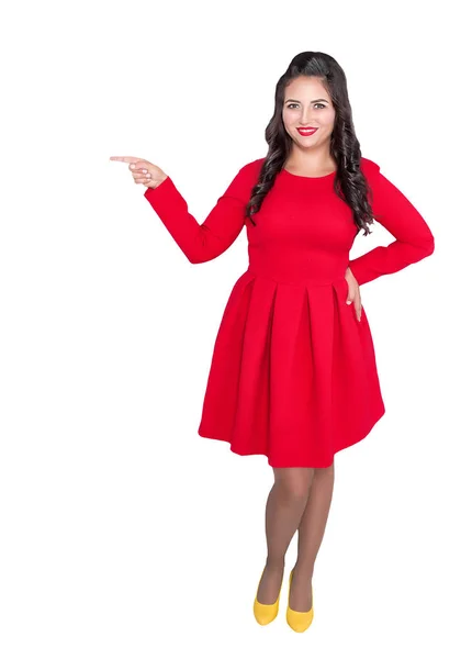 Happy Mujer Tamaño Vestido Rojo Que Muestra Algo Aislado Blanco — Foto de Stock