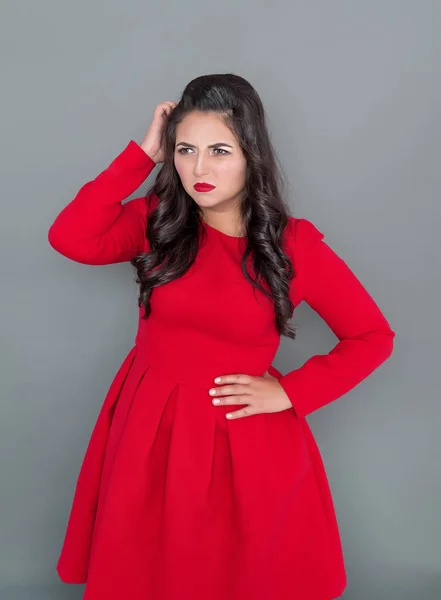 Size Woman Red Dress Scratching Her Head Gray Background — Stock Photo, Image