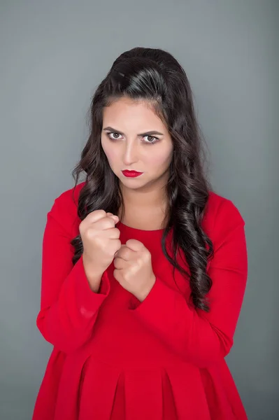 Mujer Talla Grande Vestido Rojo Pose Boxeador Sobre Fondo Gris —  Fotos de Stock