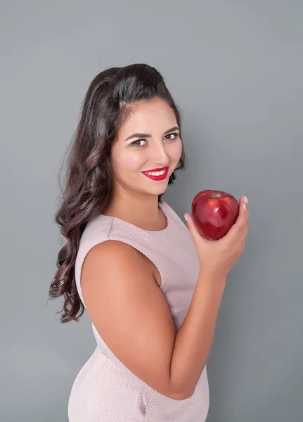 Mujer Feliz Más Tamaño Con Manzana Sobre Fondo Gris — Foto de Stock