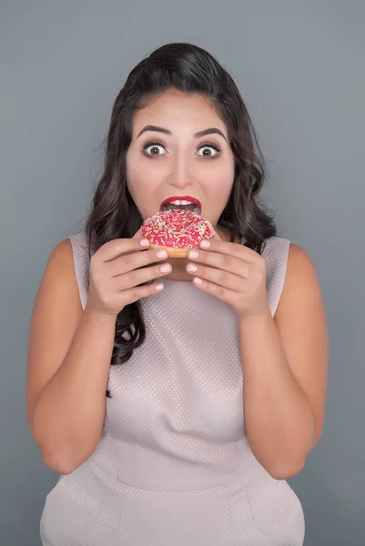 Hermosa Mujer Asustada Más Tamaño Con Donut Concepto Positivo Corporal — Foto de Stock