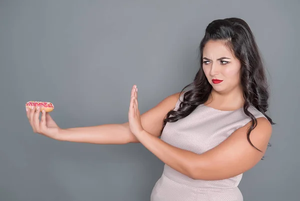 Hermosa Mujer Tamaño Grande Niegan Comer Donut Concepto Sobrepeso — Foto de Stock