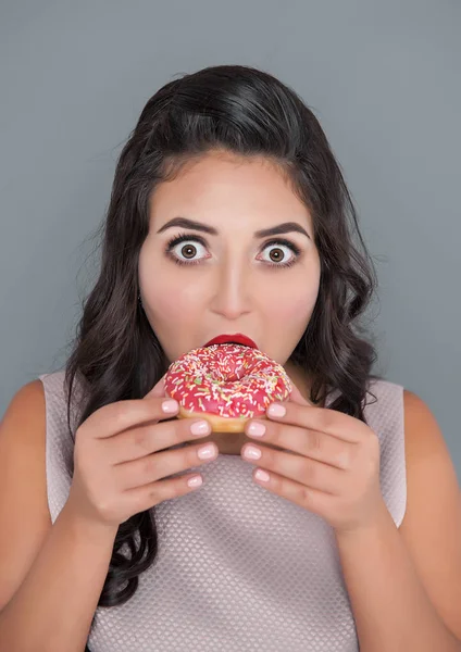 Linda Mulher Assustada Size Com Donut Conceito Corpo Positivo — Fotografia de Stock