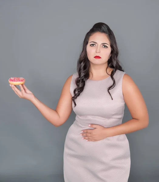 Mulher Bonita Size Com Dor Estômago Segurando Donut Conceito Excesso — Fotografia de Stock