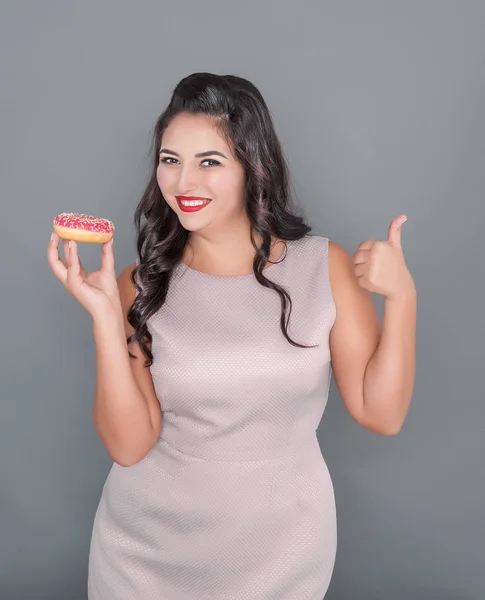 Mulher Bonita Feliz Size Com Donut Mostrando Polegares Para Cima — Fotografia de Stock