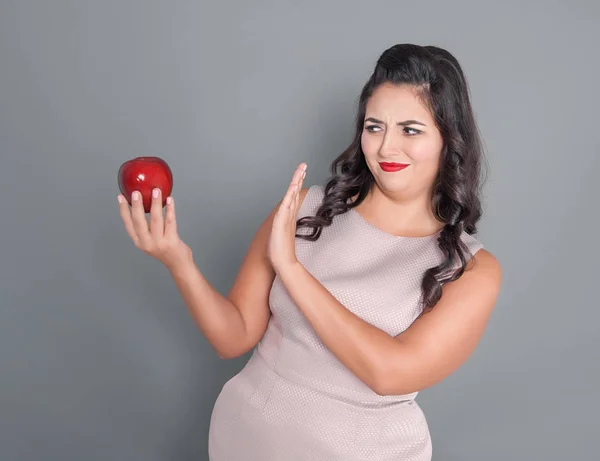 Schöne Size Frau Wollen Keinen Apfel Auf Grauem Hintergrund Ernährungskonzept — Stockfoto