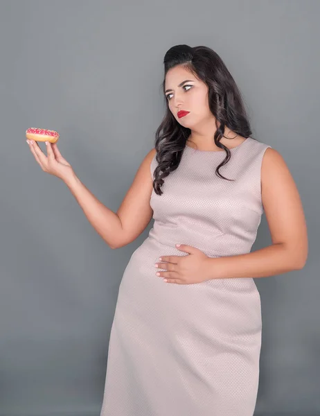 Mooi Grootte Vrouw Met Pijn Maag Houdt Donut Overgewicht Concept — Stockfoto