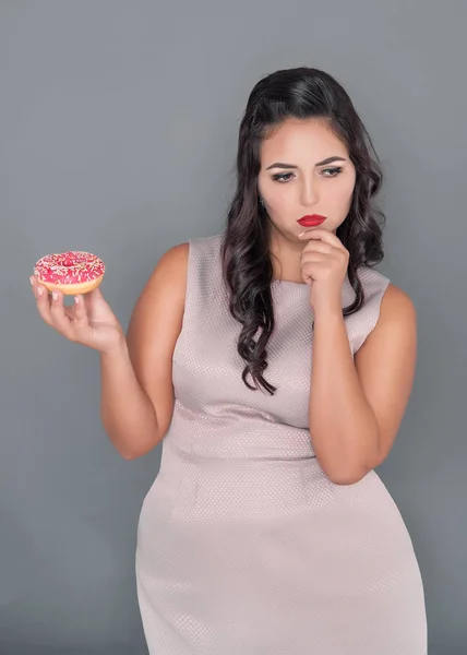 Mulher Bonita Size Pensando Comer Donut Conceito Excesso Peso — Fotografia de Stock