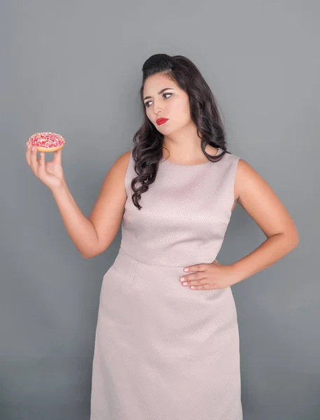 Hermosa Mujer Talla Grande Pensando Comer Rosquilla Concepto Sobrepeso — Foto de Stock