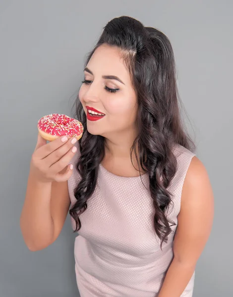 Hermosa Mujer Feliz Más Tamaño Con Donut Concepto Positivo Corporal — Foto de Stock