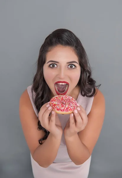 Hermosa Mujer Feliz Más Tamaño Con Donut Concepto Dieta — Foto de Stock