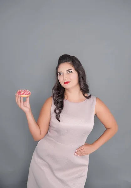 Mulher Bonita Size Pensando Comer Donut Conceito Excesso Peso — Fotografia de Stock