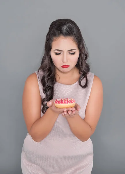 美しいドーナツとサイズの女性プラス悲しい 太りすぎのコンセプト — ストック写真
