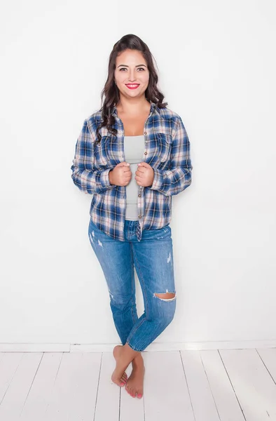 Hermosa Mujer Feliz Más Tamaño Descalzo Concepto Positivo Corporal —  Fotos de Stock