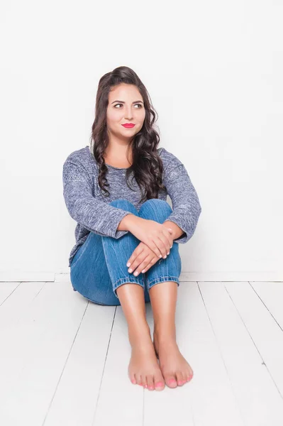 Hermosa Sonrisa Más Mujer Tamaño Descalzo Sentado Suelo Concepto Positivo — Foto de Stock